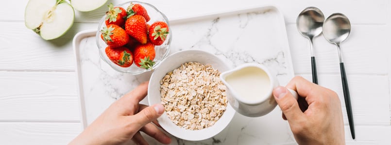 oatmeal with milk and berries