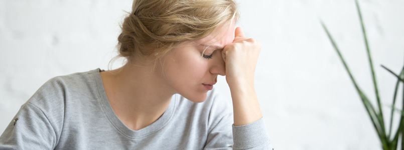  femme avec le front enfoncé dans son poing 